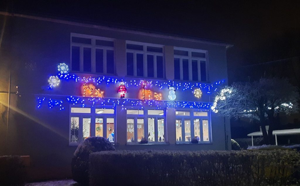 Lampki świąteczne na SP 82 w Klukowie